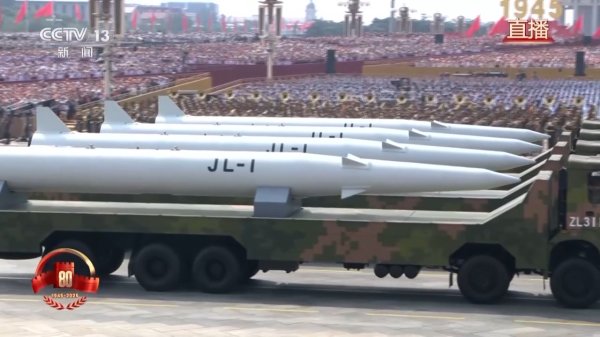 牛在线 惊雷-1、巨浪-3、东风-61、东风-31等核导弹震撼登场