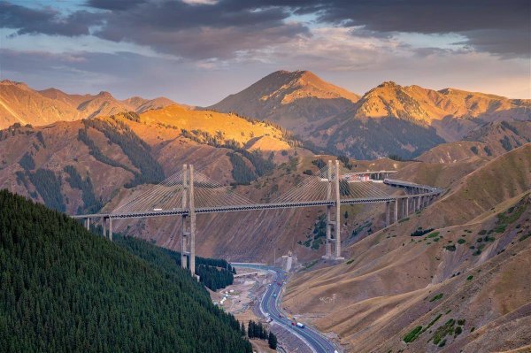 配资快线 从大巴扎到果子沟大桥，湖北建设者助力新疆新地标“出圈”