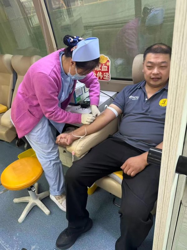 牛达人 快递小哥只送货? 辽宁这位小哥咋还答应“送血”?